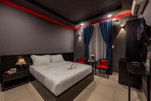 a hotel room with a bed and a television at Trung Mai Sân Bay T3 in Ho Chi Minh City