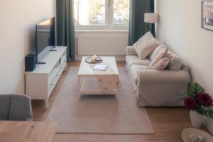 a living room with a couch and a coffee table at Stadtblick in Lüneburg