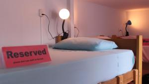 Postel nebo postele na pokoji v ubytování Waikiki Hostel