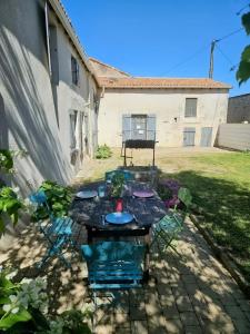 a table and chairs in the yard of a house at Gîte in Avanton
