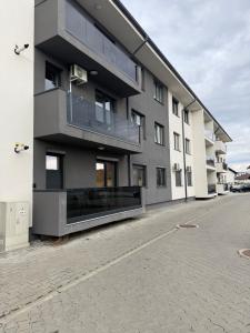 a large apartment building on the side of a street at Emerald Stay in Şelimbăr