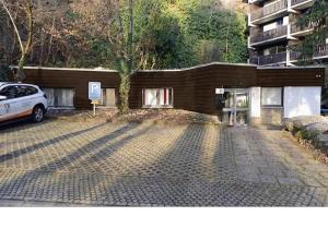 a car parked in front of a building at Siggis und Anyas Ferienwohnung mit Sauna und XXXL-Dusche in Sasbachwalden