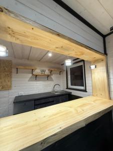 a kitchen with a sink and a tv on a wall at Садиба У Ані номер 7 in Synevyrsʼka Polyana