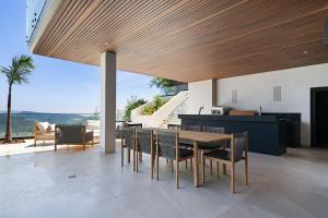 a dining room with a wooden table and chairs at Stradella Como in Beverly Glen