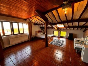 a large living room with a wooden ceiling with windows at MyG-BarriAlto in Cirueña