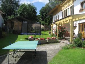 a ping pong table in the yard of a house at Ferienwohnung Arber in Dösingerried