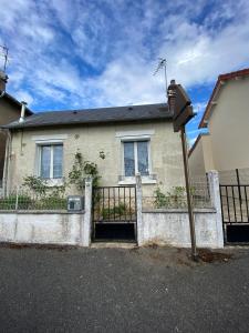 a house with a fence in front of it at Logement proche centre-ville in Bourges