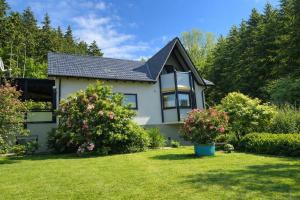 a white house with a yard with flowers at Am Irrenbächle in Albstadt