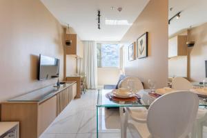 a kitchen and living room with a table and chairs at Studio completo estilo casa com lava e seca, Go Inn in Brasília