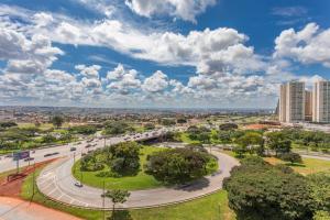 an aerial view of a city with a highway at Studio completo estilo casa com lava e seca, Go Inn in Brasília