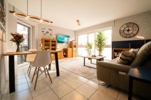 a living room with a couch and a table at Ferienwohnung RaiKa in Moers