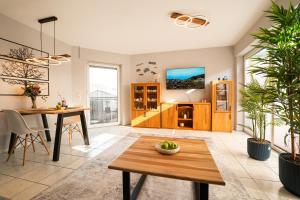a living room with a table and a dining room at Ferienwohnung RaiKa in Moers +13 photos