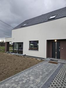 a white house with a courtyard at Harmonia in Radochów