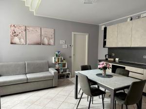 a living room with a table and a couch at Le Scuderie - casa vacanze in Intra