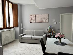 a living room with a couch and a table at Le Scuderie - casa vacanze in Intra