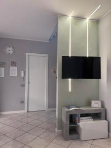 a living room with a flat screen tv on a wall at Le Scuderie - casa vacanze in Intra
