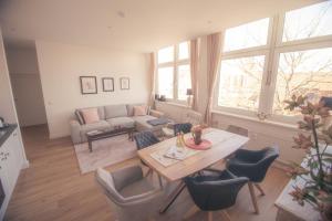 a living room with a table and a couch at Stadtblick in Lüneburg