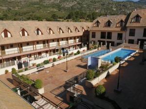 an overhead view of a building with a swimming pool at El Refugio de la montaña in Arroyo Frio
