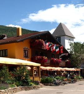 un edificio con banderas a un lado. en Hotel Gasthof Gramshammer, en Vail