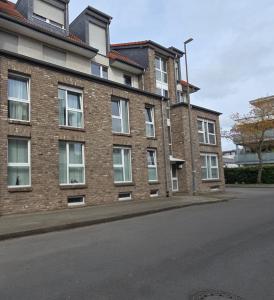 a brick building on the side of a street at Ferienwohnung RaiKa in Moers