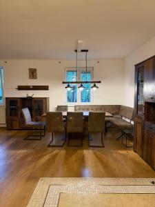 ein Wohnzimmer mit Esstisch und Stühlen in der Unterkunft Villa Barte nähe Outlet Parndorf in Pachfurth