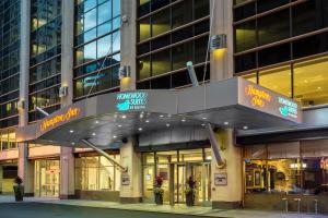 a building with a sign that reads karamomed works at Hampton Inn Chicago Downtown/Magnificent Mile in Chicago