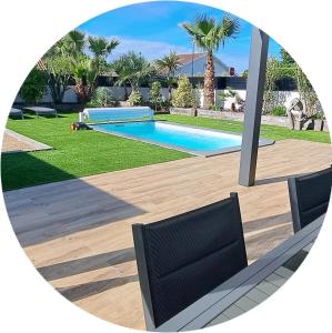 a picture of a swimming pool in a yard at Location maison confortable et cozi in Cazaux