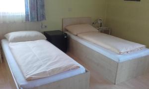 Llit o llits en una habitació de Gasthaus Bethlehem