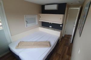 a small room with a bed and a window at Floatinghouse Heaven on Earth in Klitten