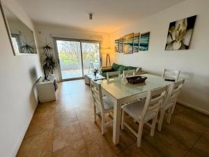 a dining room with a table and chairs at Duna 6 in Mar de las Pampas