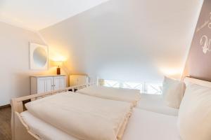 a bedroom with two beds in a room at Wrixum - Herrenhof Nr 7 Leevhüs in Wrixum