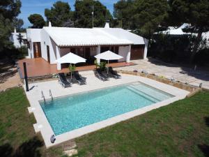 an overhead view of a swimming pool in front of a house at Villa Moll in Cala Morell