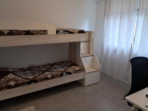 a room with two bunk beds and a desk at Residencial 43 in La Plata