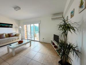 a living room with a couch and a table at Agua 22 in Mar de las Pampas