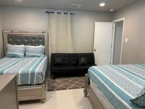 a bedroom with two beds and a couch in it at Woodrow St in Arlington