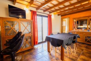 a dining room with a table and some chairs at Casa L'Escala 31 in L'Escala