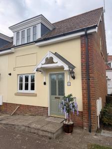 a house with a green door and a brick at Little Lemon in Reydon +10 photos
