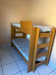 a pair of bunk beds in a room at Sol e mar in Serra