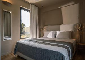 a bedroom with a large bed with a large window at Dia Viou Rene in Paradisos