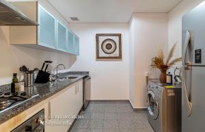 a kitchen with a refrigerator and a washer and dryer at Casa Reforma by Kukun in Mexico City