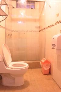 Ένα μπάνιο στο Waikiki Hostel