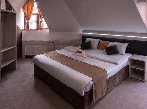 a bedroom with a large bed in a room at Sobe i Apartmani Vila Modex in Paraćin +94 photos