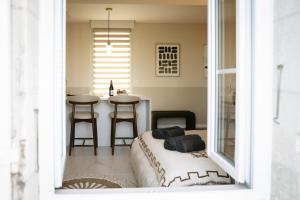 a living room with a bed and a table at Suite Maiora - Élégance, Sérénité & Jacuzzi in Saumur