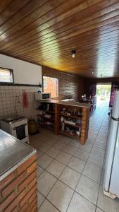a kitchen with a counter in the middle of a room at Casa em Gravatá Copenhague in Gravatá