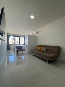a living room with a couch and a table at Loft moderno e completo a 200m do Consulado Americano in Porto Alegre