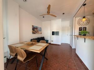 a living room with a table and a couch at Brisa de la Barrosa in Novo Sancti Petri +9 photos