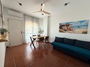 a living room with a couch and a table at Brisa de la Barrosa in Novo Sancti Petri