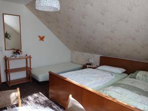 a bedroom with two beds and a mirror at Haus am Kirschbaum in Belum