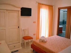 a bedroom with a bed and a window and a chair at B&B - TallyHo in Salve