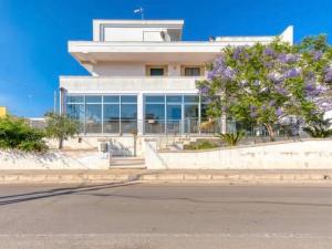 a large white building with a lot of windows at B&B - TallyHo in Salve